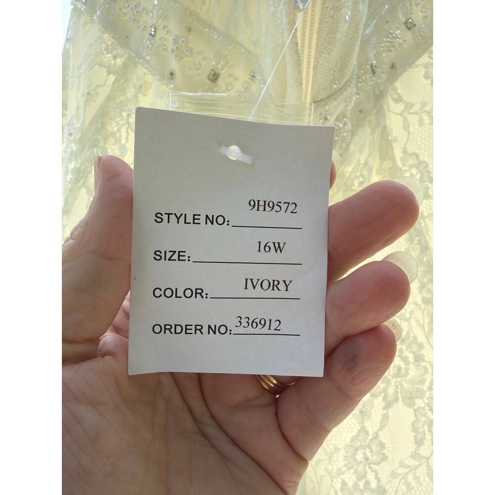 Sz 16 David Bridal wedding dress - Picture 6 of 10